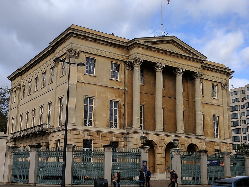 A neoclassical two-story building supported by four large columns | the wub, CC BY-SA 3.0, via Wikimedia Commons
