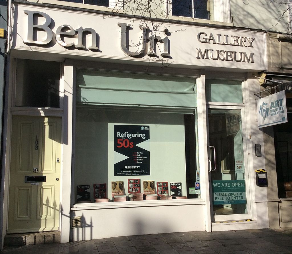 Facade of Ben Uri Gallery Museum with a poster for a 'Refiguring 50s' exhibition and a 'Free Entry' sign. | Benuricw, CC BY-SA 4.0, via Wikimedia Commons