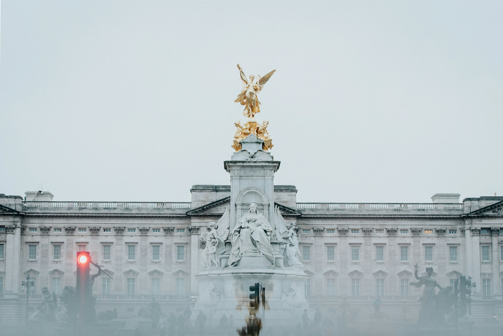 Victoria Memorial in front of Buckingham Palace on a foggy day. | Photo by Lea Fabienne on Unsplash